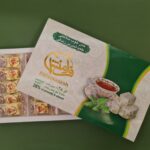 گز بدون قند و گلوتن فرامنش با مغز پسته و بادام بر روی پس زمینه سبز رنگ