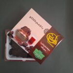 سوهان پولکی بدون قند و گلوتن ۱۲۰ گرمی در طعم‌های متنوع روی پس‌زمینه تیره