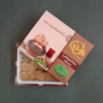 سوهان پولکی بدون قند و گلوتن ۱۲۰ گرمی در طعم‌های متنوع روی پس‌زمینه تیره