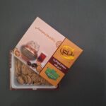 سوهان پولکی بدون قند و گلوتن ۱۲۰ گرمی در طعم‌های متنوع روی پس‌زمینه تیره